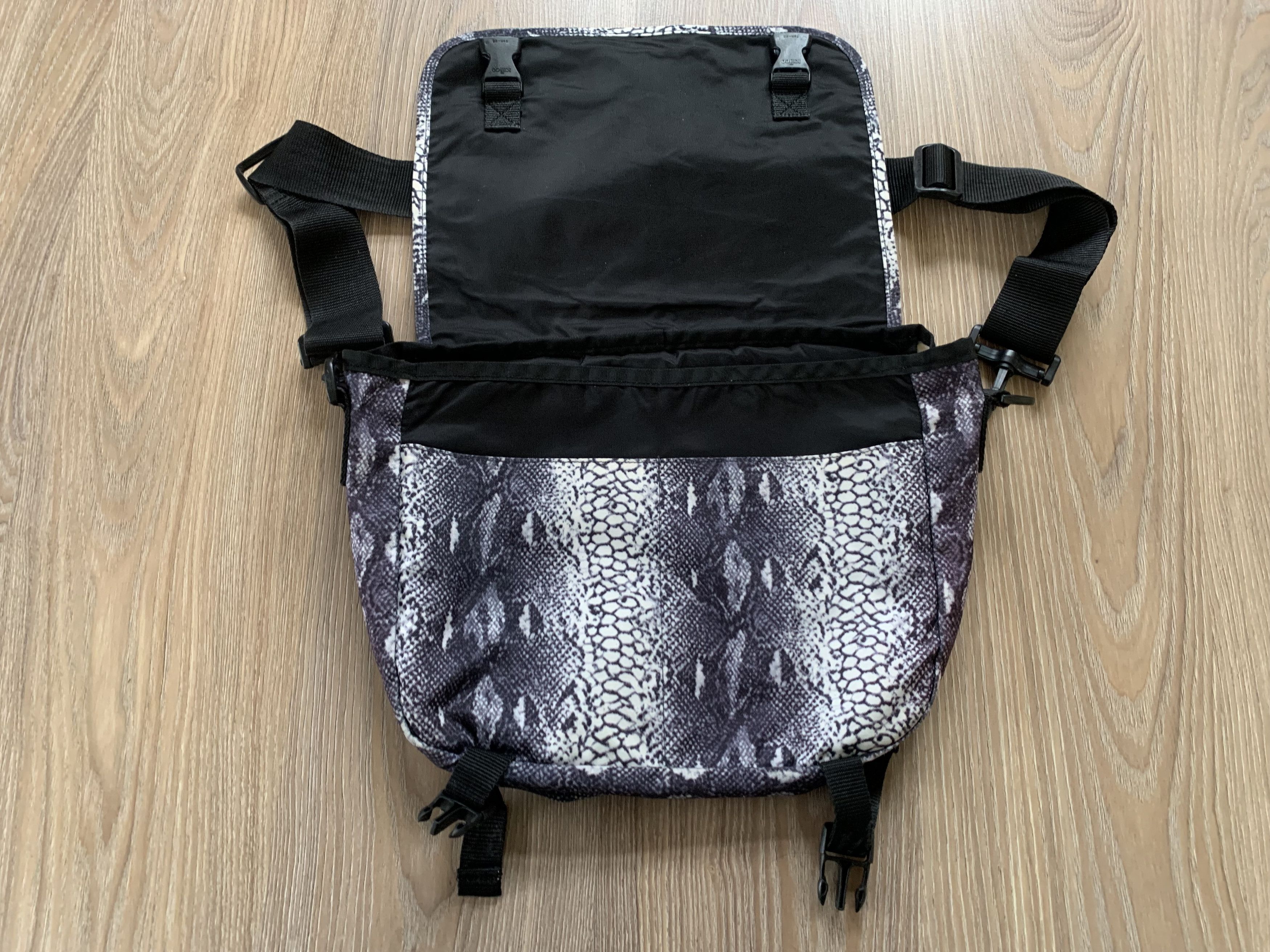 Eastpak Rare Eastpak Vintage Shoulder Bag Messenger Snake Print Size ONE SIZE - 4 Thumbnail