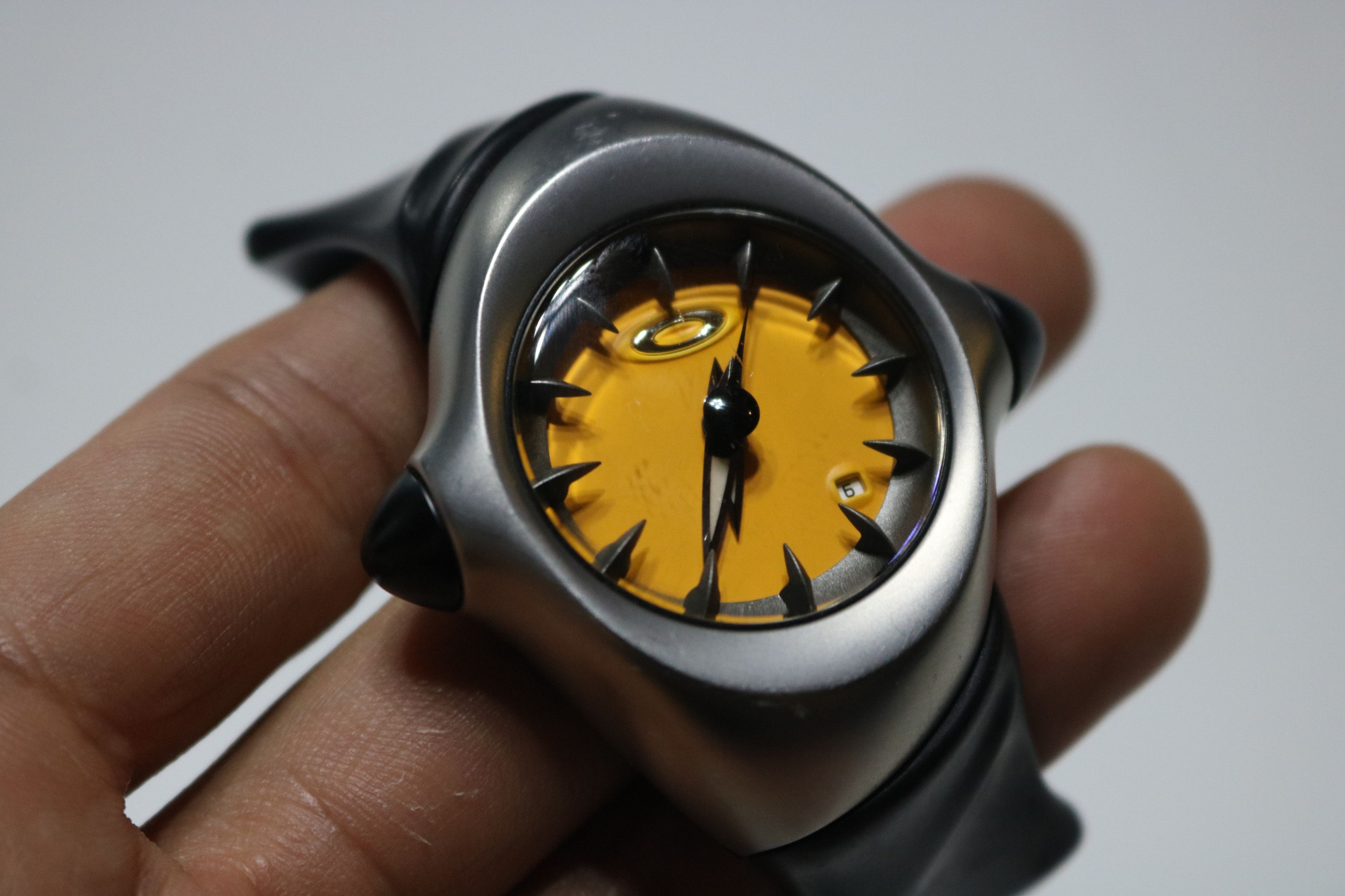 2001 OAKLEY Crush 1.0 Stainless Steel / Yellow Dial