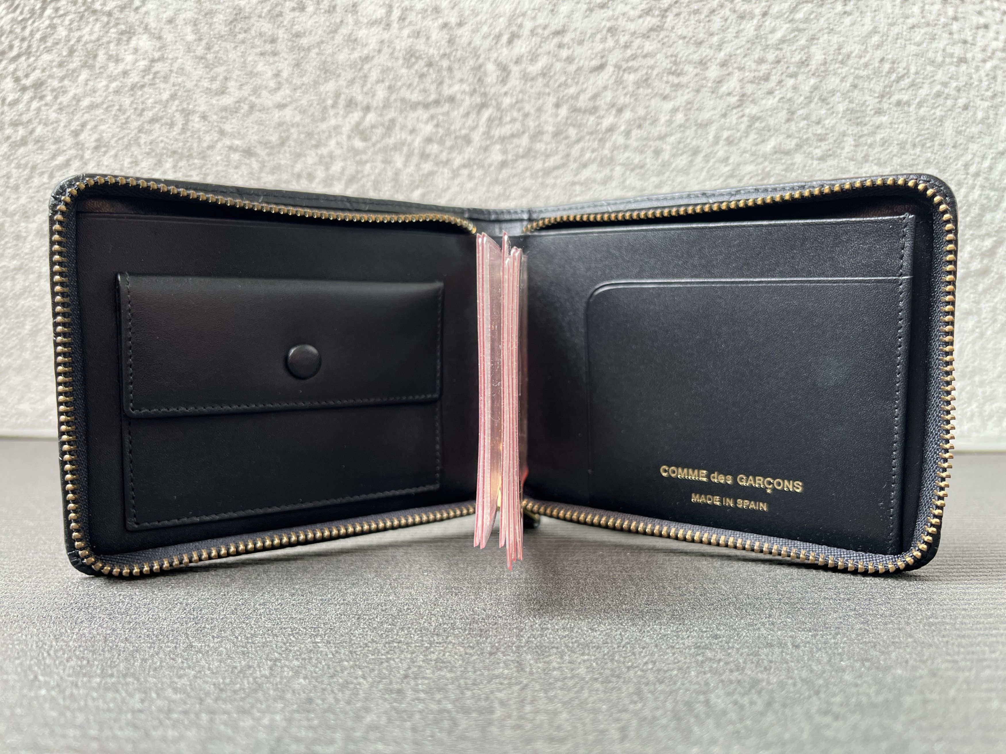 Comme des Garcons Comme des Garcons Classic Embossed B Full Zip Around Wallet Size ONE SIZE - 6 Thumbnail