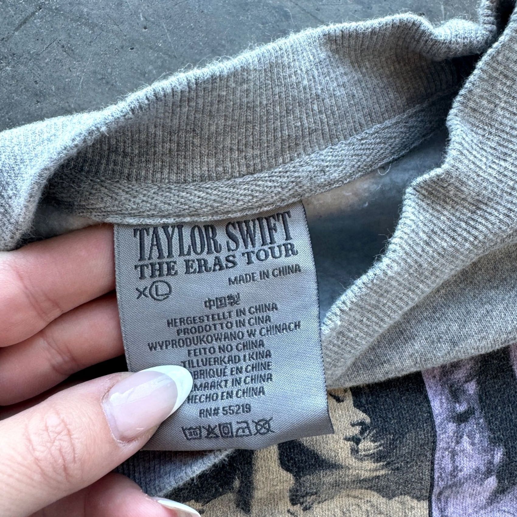 Vintage VINTAGE Taylor Swift Eras Tour Grey Signature Crewneck Sweatshirt Women's XL Size XL / US 12-14 / IT 48-50 - 3 Thumbnail