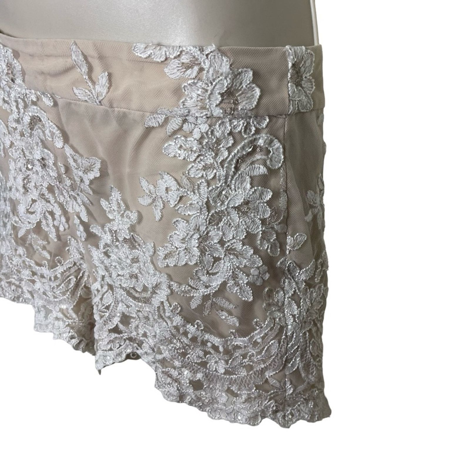 Alice + Olivia Alice and Olivia Scalloped Lace Shorts sz 4 Size 27" / US 4 / IT 40 - 6 Thumbnail