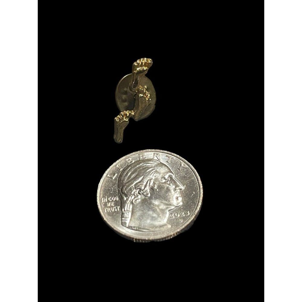 Jewelry Vintage Petite Gold Tone Footprints in the Sand Brooch Pin Size ONE SIZE - 4 Thumbnail