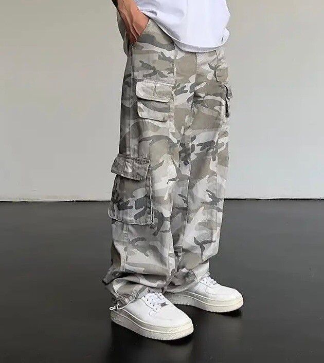 image of Jean Y2K Camo Cargo Pants Men in Grey (Size 28)