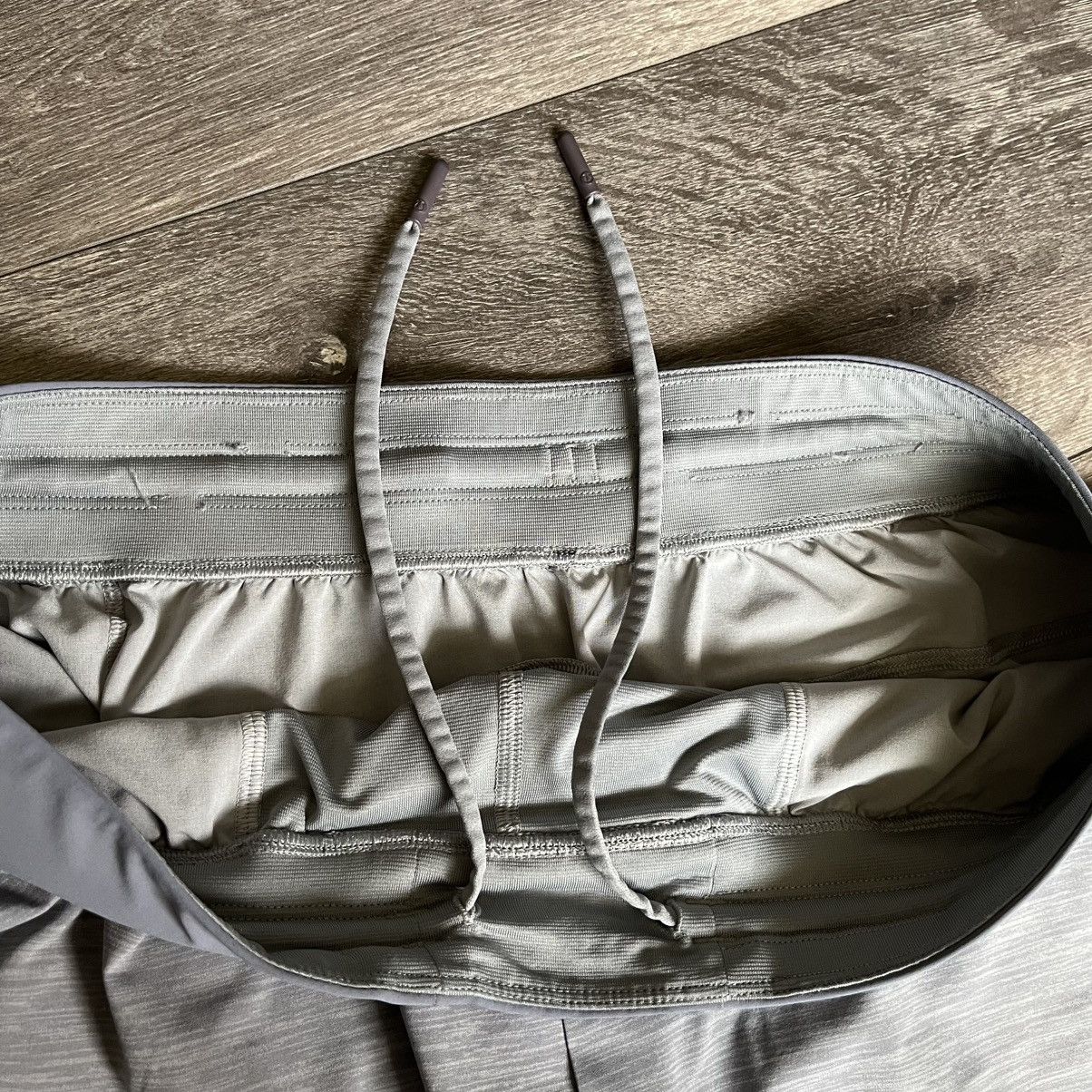 Lululemon Lululemon T.H.E. Short Light Grey Athletic Shorts Size Large Size US 32 / EU 48 - 9 Thumbnail