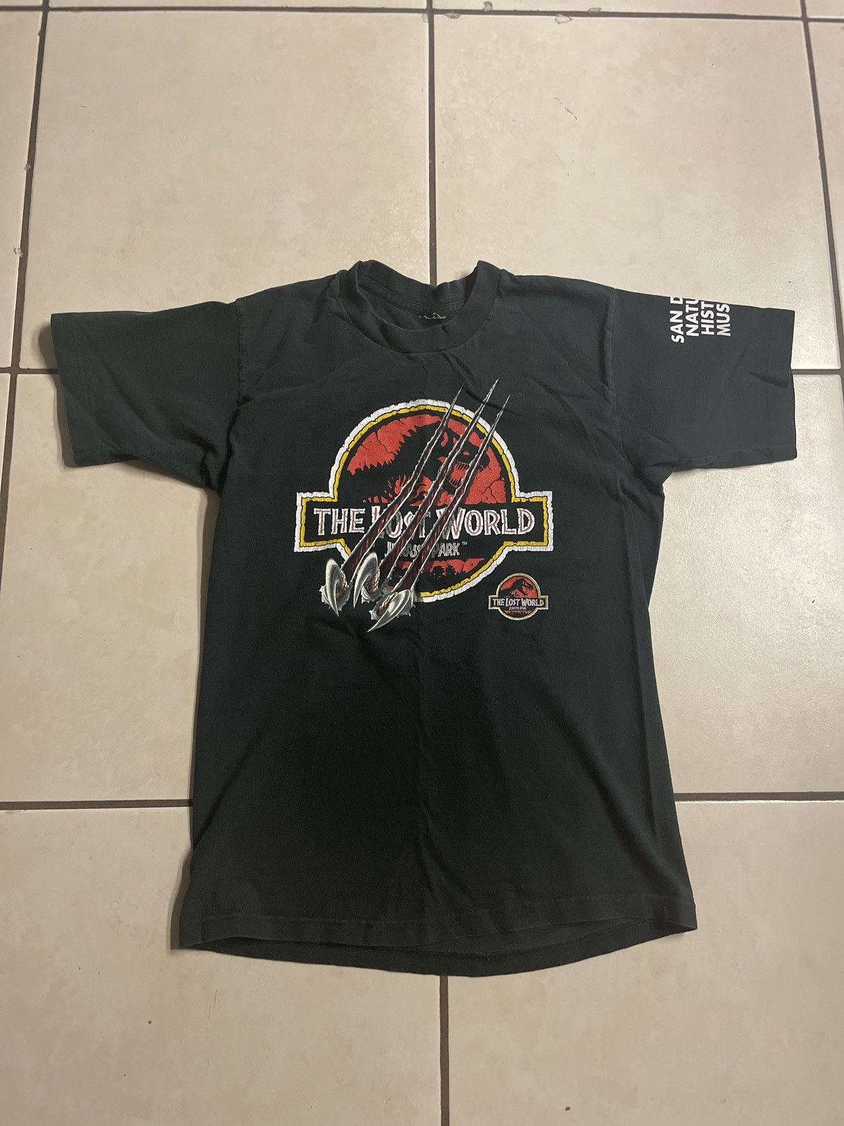 Vintage Vintage 90s Jurassic Park The Lost World Faded Tee Size US L / EU 52-54 / 3 - 1 Thumbnail