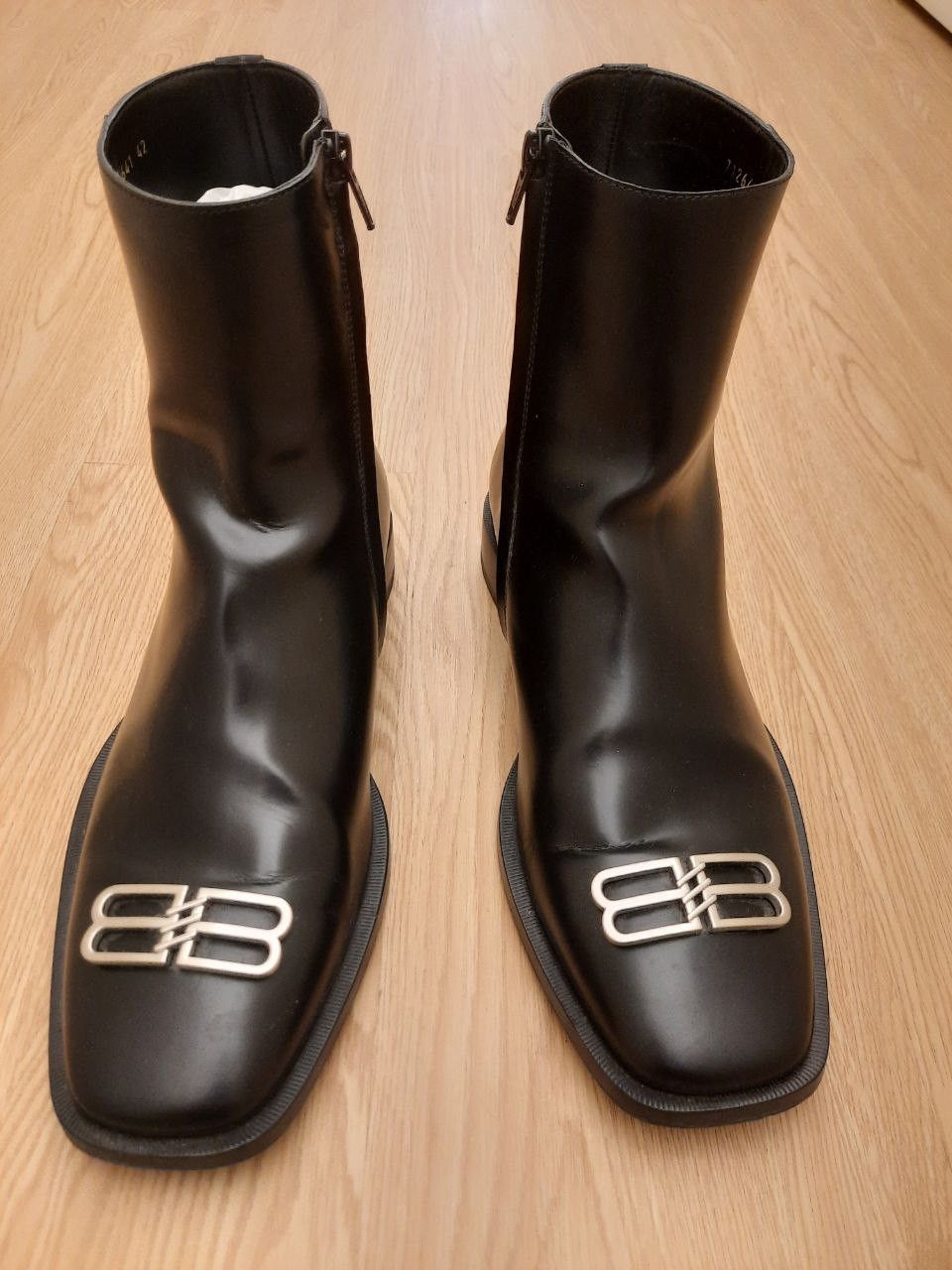 BB Metal Logo Rim Chelsea Square Zip Boots
