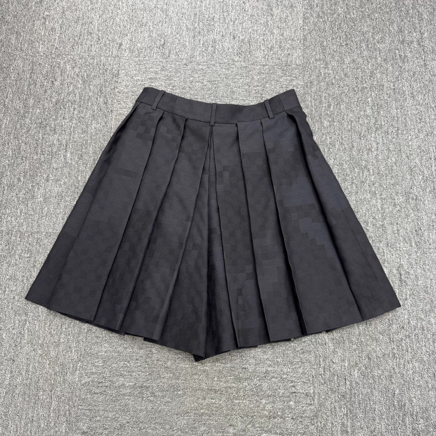 Louis Vuitton louis vuitton black pleated shorts Size US 32 / EU 48 - 2 Thumbnail