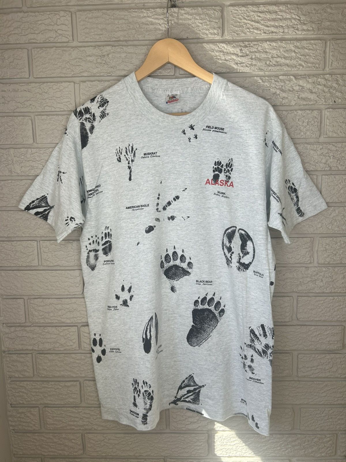 Vintage Vintage 90s Alaska Wildlife Animal Footprint AOP Art T Shirt Size US L / EU 52-54 / 3 - 1 Thumbnail