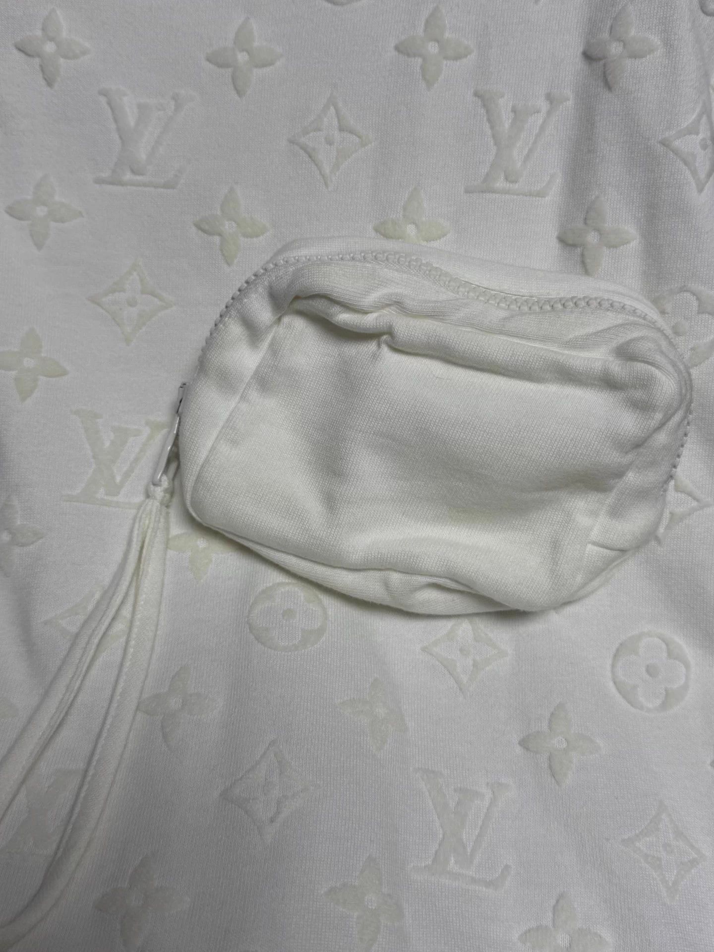 Louis Vuitton LV white flocked monogram short sleeve T-shirt XL Size US XL / EU 56 / 4 - 5 Thumbnail