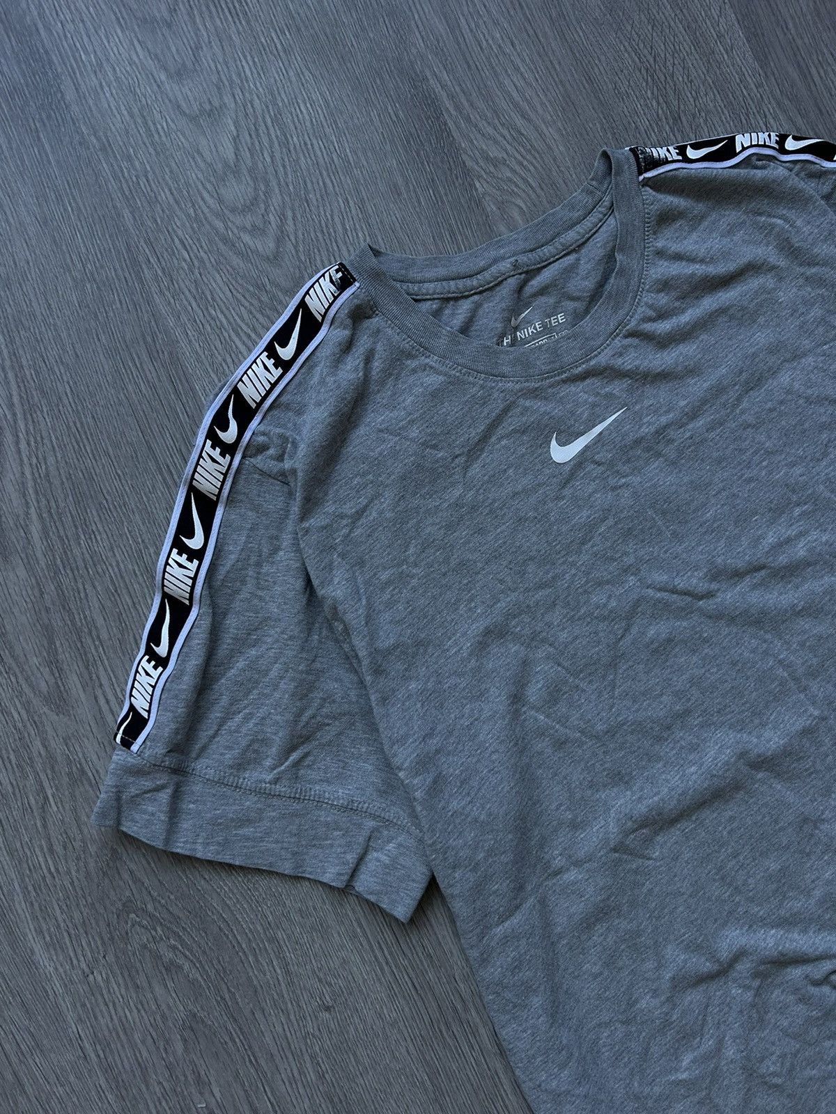 Nike T-SHIRT NIKE CENTRAL SWOOSH 🔘 STREETWEAR, SPORTSWEAR 🔘 L Size US L / EU 52-54 / 3 - 2 Thumbnail