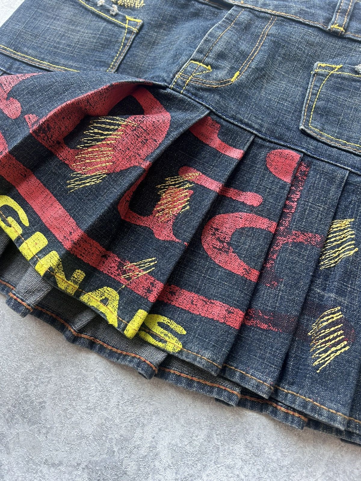 Von Dutch Vintage Y2K Von Dutch Big Logo Pleated Denim Mini Skirt Size 28" / US 6 / IT 42 - 7 Thumbnail