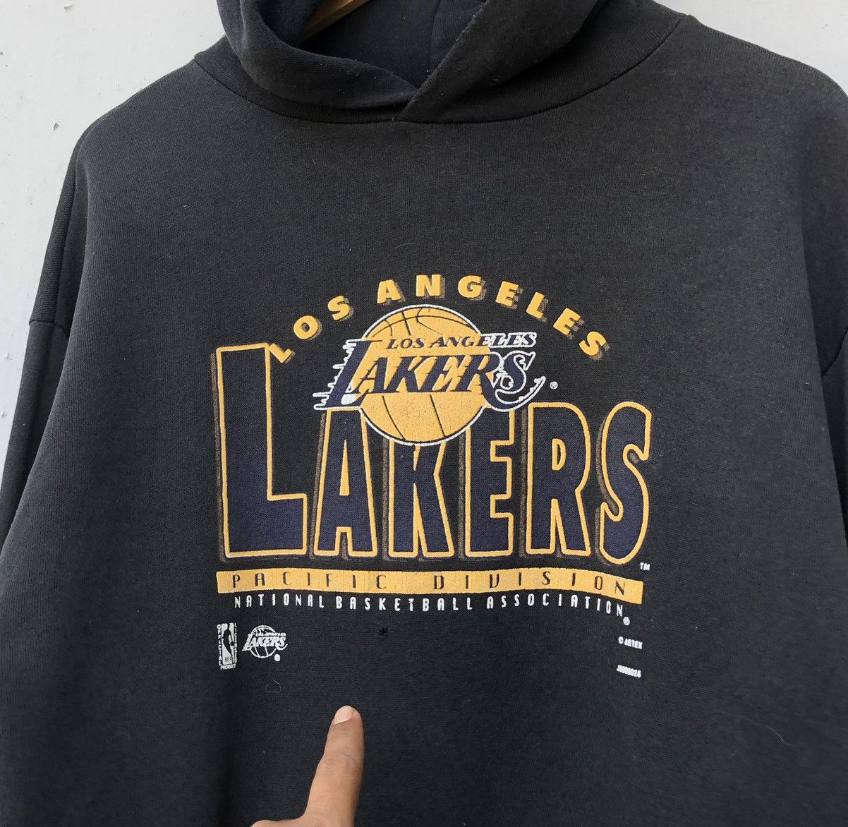 Vintage Vintage Sun Faded 90s NBA Los Angeles Lakers sweater hoodie Size US L / EU 52-54 / 3 - 3 Thumbnail