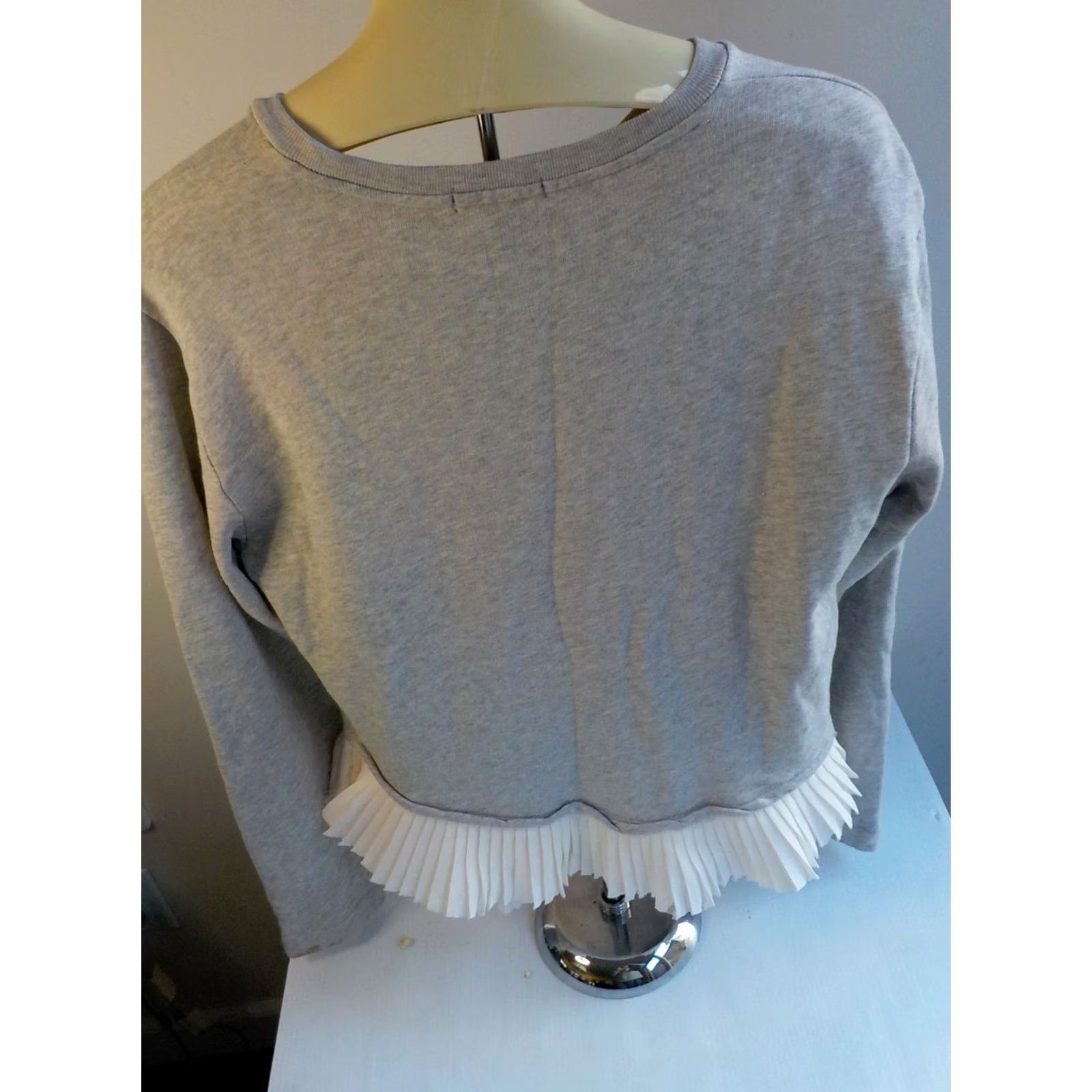 J.Crew J. CREW Women's Crewneck Ruffle Pleated Hem Pullover Sweatshirt Gray Ivory SZ M Size M / US 6-8 / IT 42-44 - 5 Thumbnail