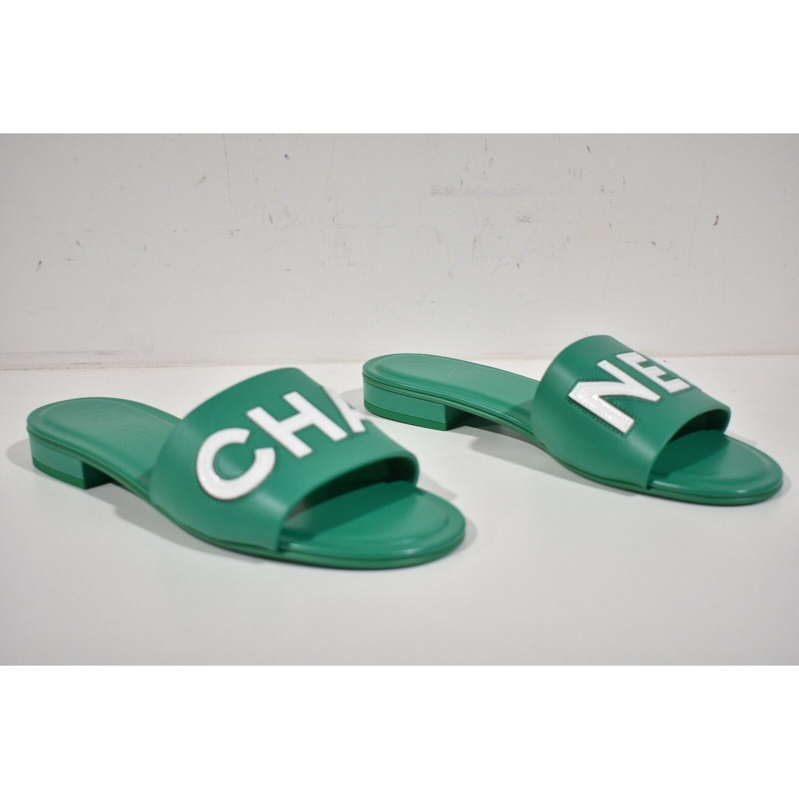 Chanel Chanel 23P Green White Leather CC Logo Letter Mules Slide Size US 10 / IT 40 - 3 Thumbnail