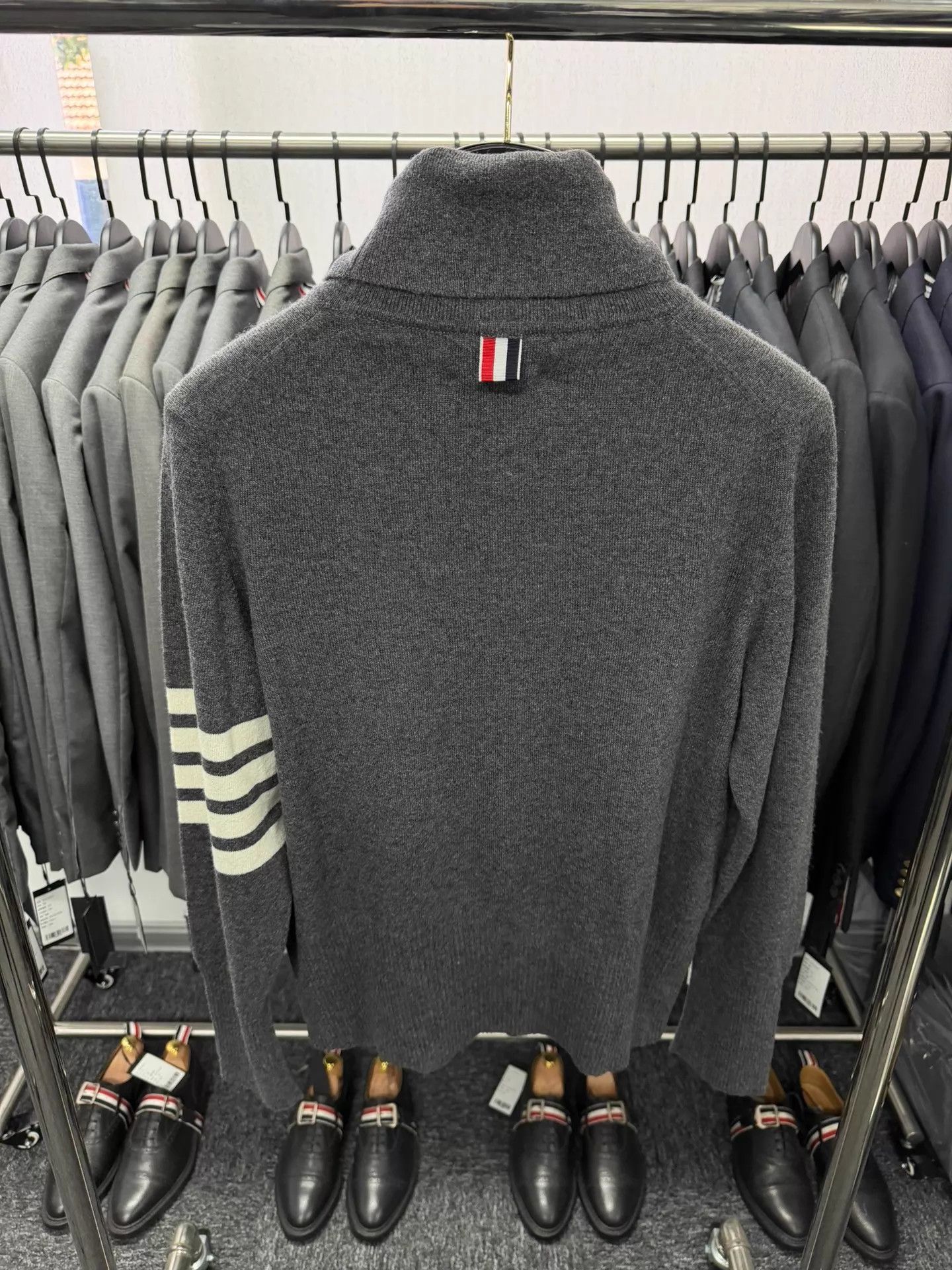 Thom Browne Thom Browne Men's T-neck Cashmere Sweater Mid Gray 3 Size US L / EU 52-54 / 3 - 2 Thumbnail