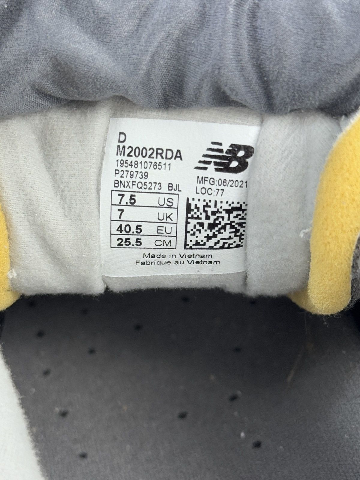 New Balance NEW BALANCE 2002R SNEAKERS Size US 7.5 / EU 40-41 - 9 Thumbnail