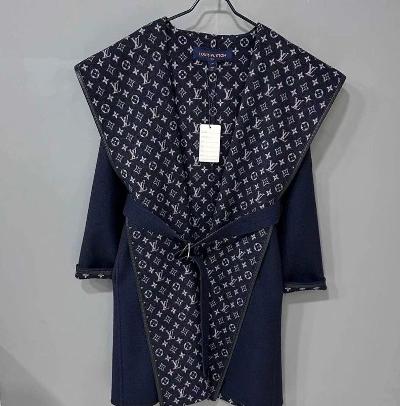 Louis Vuitton Louis Vuitton Navy blue bathrobe jacket with full print in Size XS / US 0-2 / IT 36-38 - 1 Thumbnail