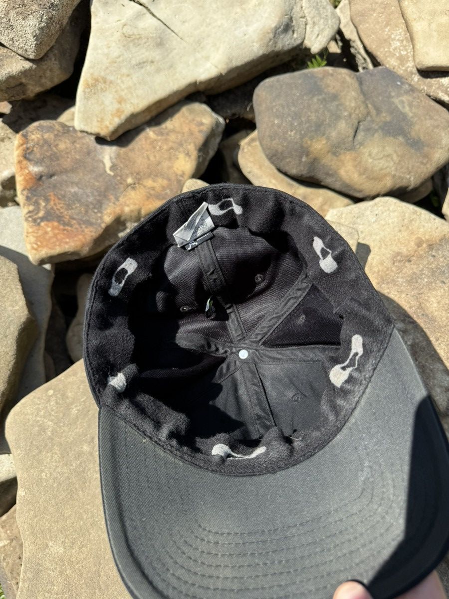 Vintage Vintage Oakley Metal logo Y2k Cap Size ONE SIZE - 8 Thumbnail
