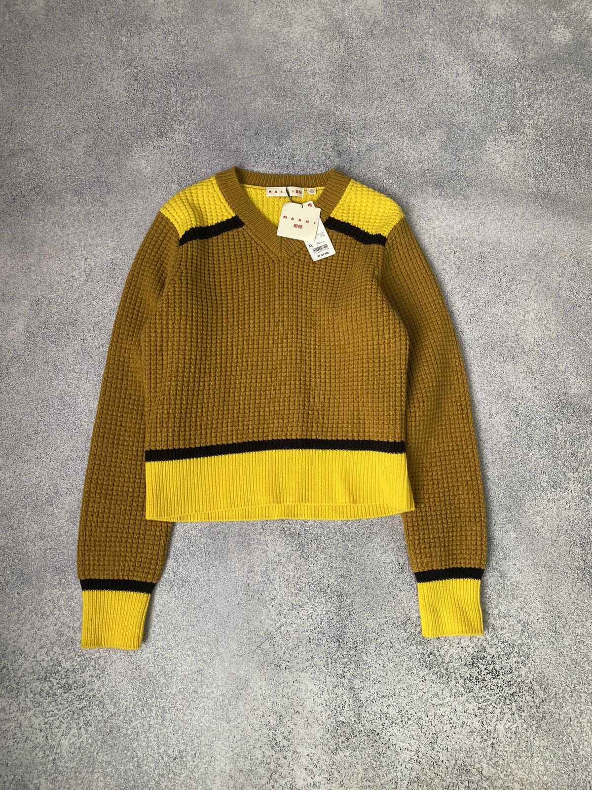 Marni × Uniqlo × Vintage FW22 Knitted Marni x Uniqlo Vneck Cropped Women’s Sweater Size XL / US 12-14 / IT 48-50 - 1 Thumbnail