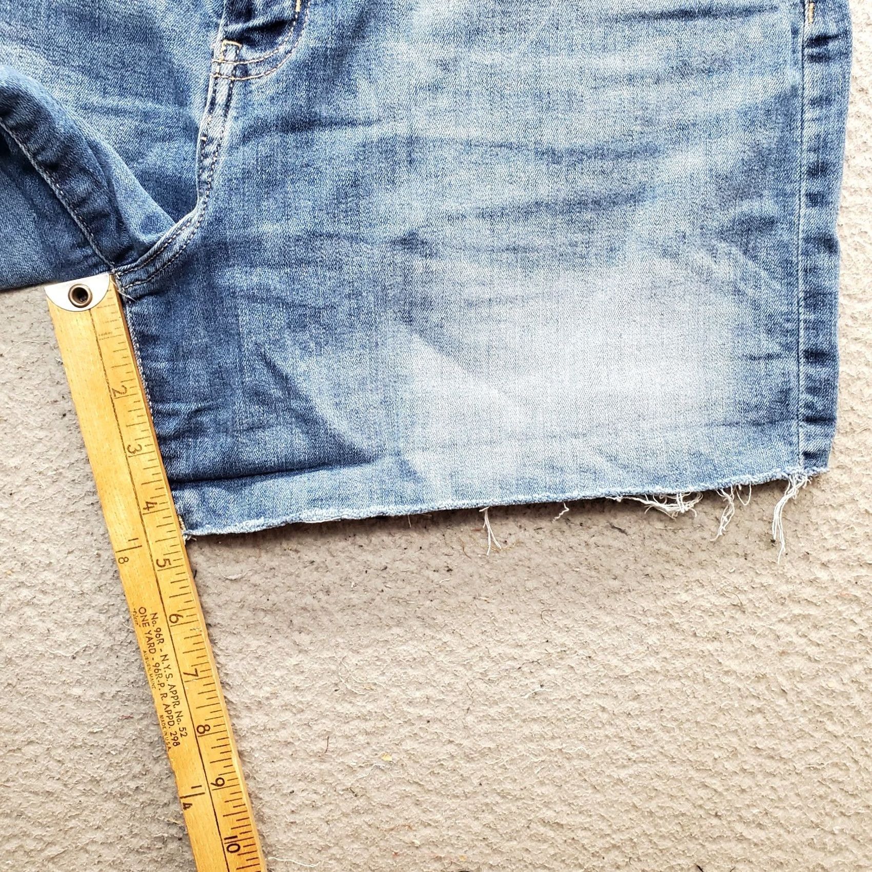 Calvin Klein Calvin Klein Jeans Shorts Womens Size 32 Blue Denim High-Rise Cut-Off Medium Wash Jeans Shorts Womens 32 Blue Denim High-Rise Cut-Off Size 24" / US 00 / IT 34 - 4 Thumbnail