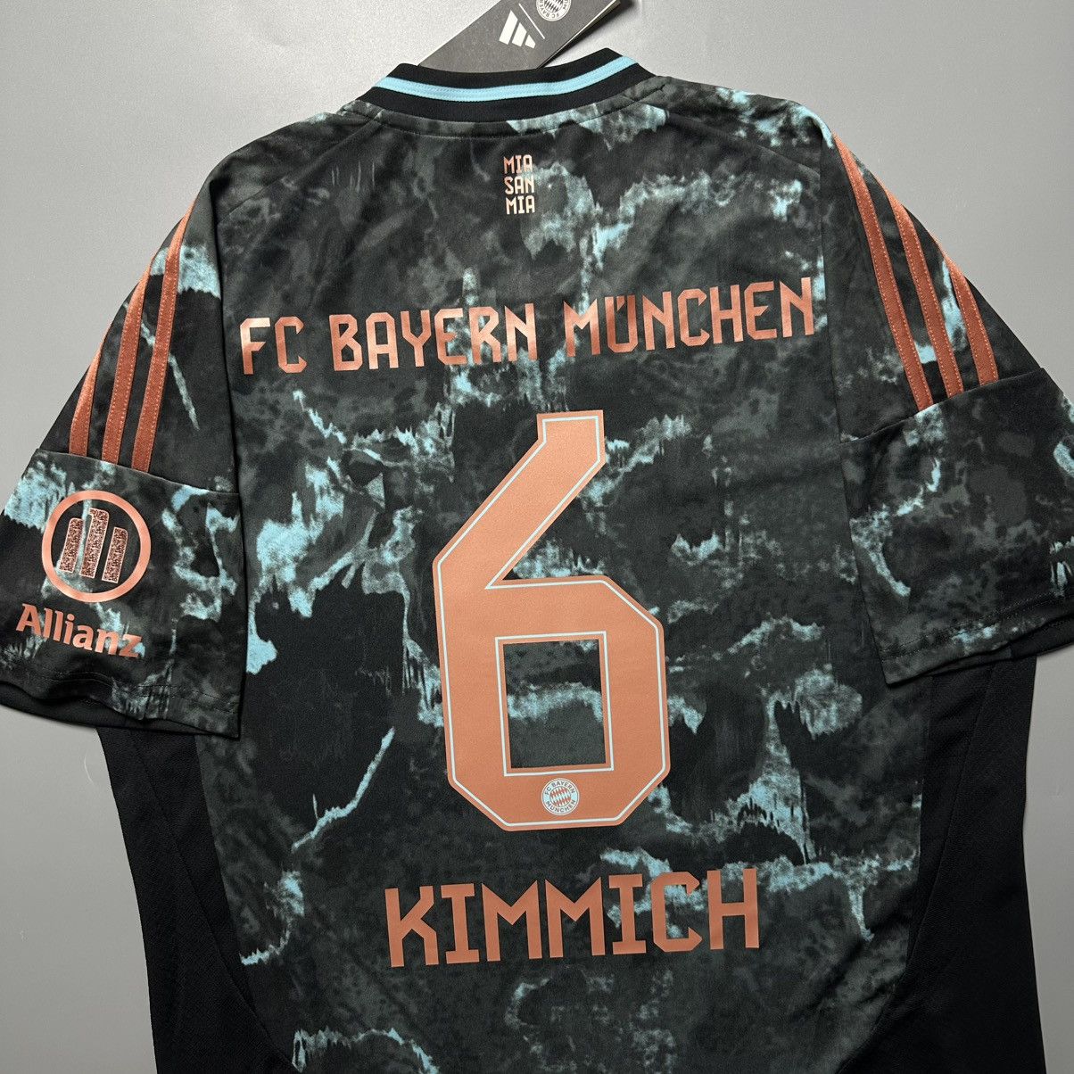 Vintage BAYERN ADIDAS 2024/2025 FOOTBALL AWAY JERSEY #6 KIMMICH Size US L / EU 52-54 / 3 - 10 Thumbnail