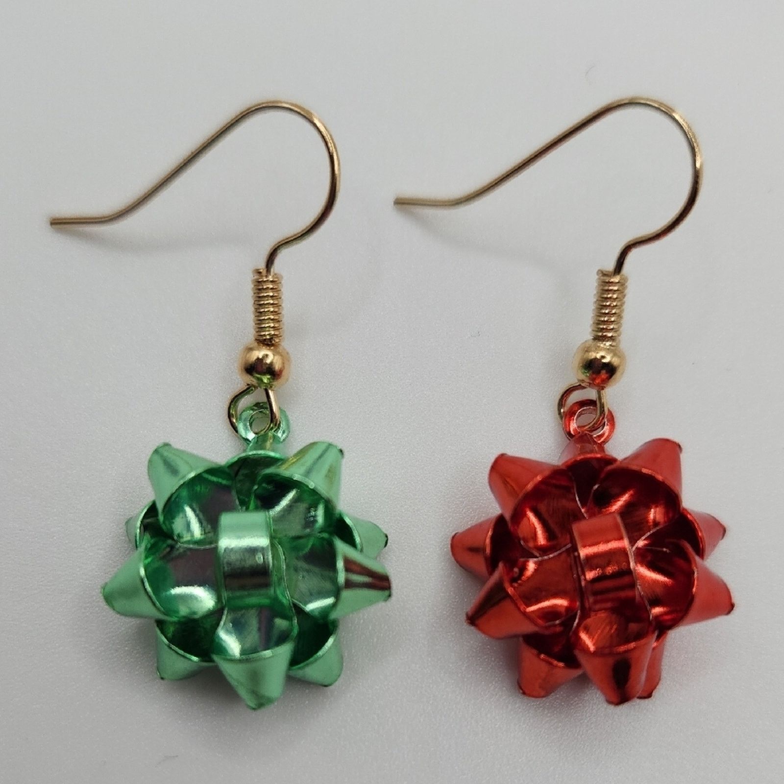 Other Festive Green and Red Metal Bow Earrings Christmas Holiday Size ONE SIZE - 3 Thumbnail