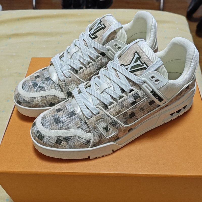 Louis Vuitton Louis Vuitton Low-Top Trainer Sneakers in White 0079 Size US 8.5 / EU 41-42 - 1 Thumbnail
