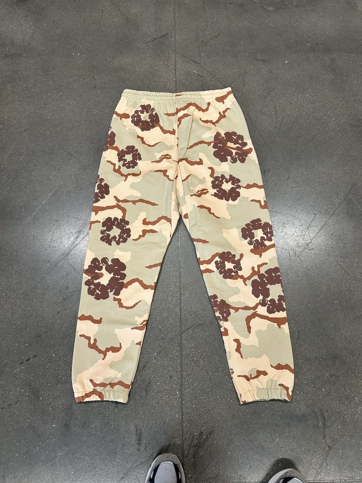 DENIM TEARS Denim tears wreath sweatpants tan camo Size US 36 / EU 52 - 6 Thumbnail