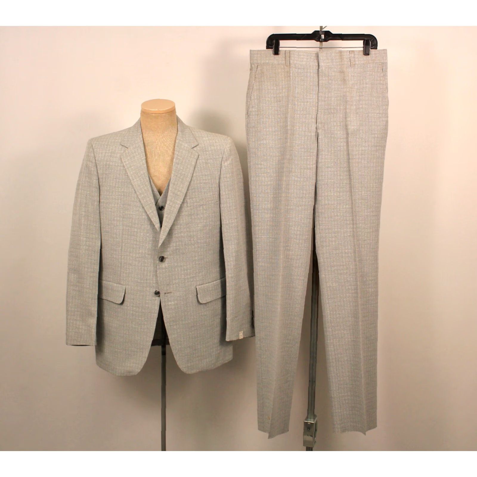 Vintage VINTAGE Men’s VTG NOS 70s Light Grey Leisure Suit Sz 42 Long 1970s Polyester Disco 3 PC Mens Size 42R - 2 Thumbnail