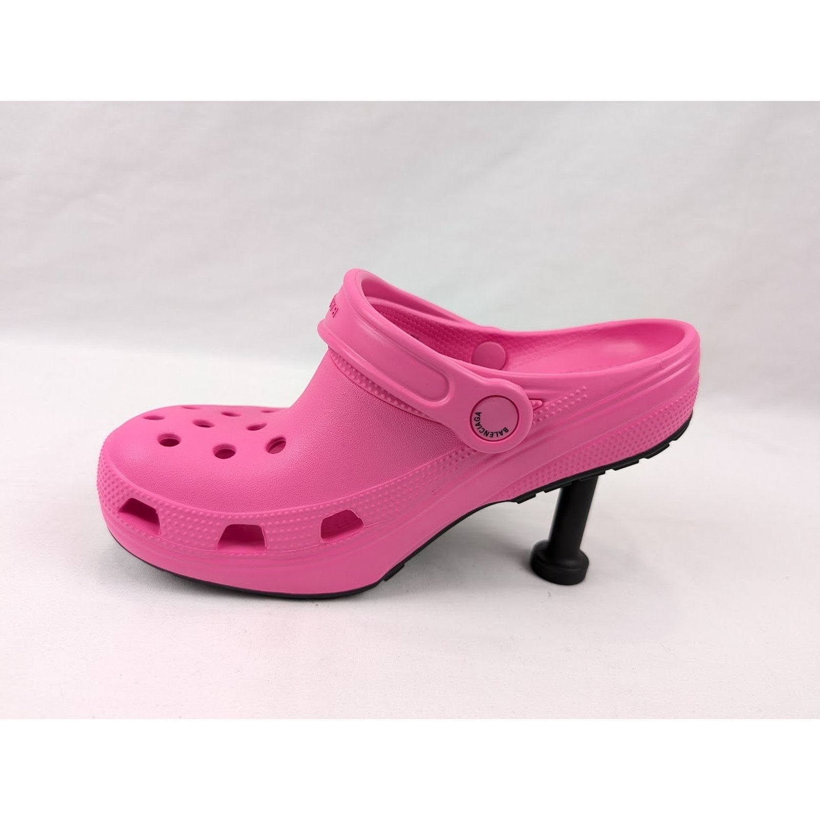 Balenciaga o1rshd1 Rubber Crocs Madame in Electric Pink Size US 7 / IT 37 - 7 Thumbnail