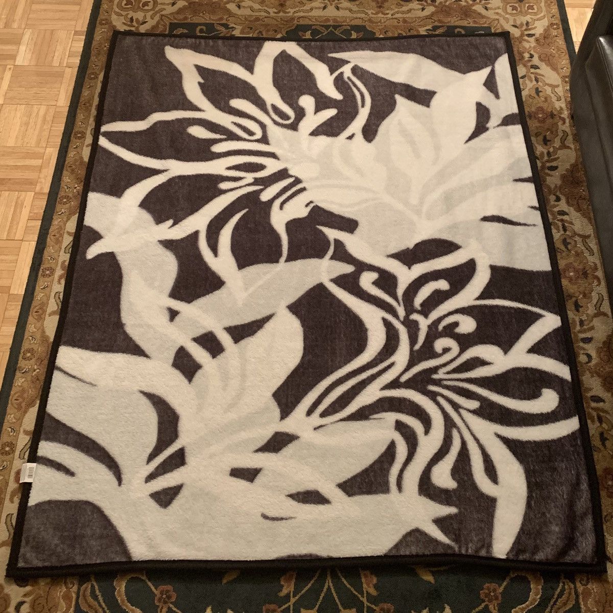 Vintage Vintage Y2K Vectorflourish Floral Design Plush Throw Blanket Size ONE SIZE - 3 Thumbnail