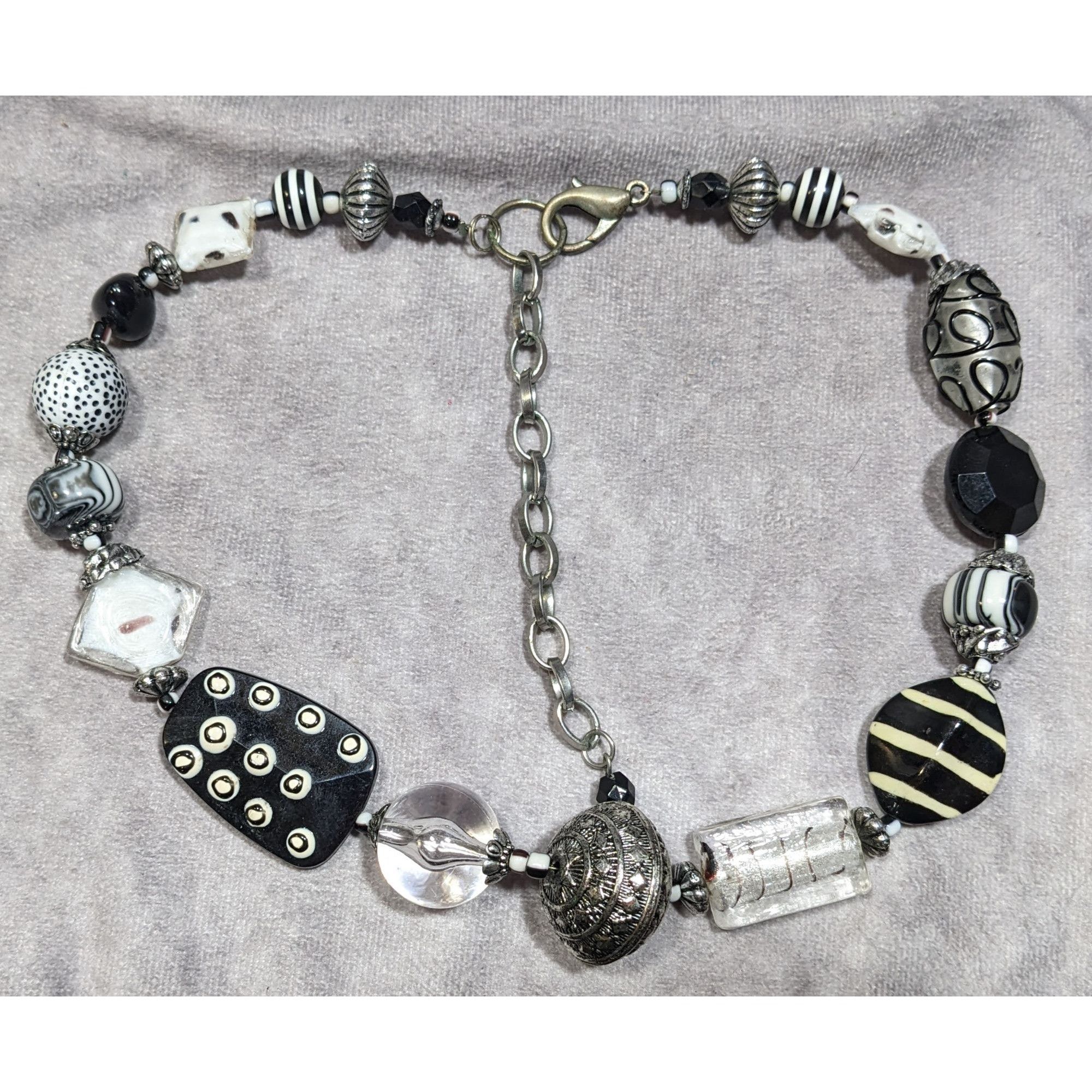 Handmade Handmade Chunky Abstract Black And White Glass Beaded Neckla Size ONE SIZE - 6 Thumbnail