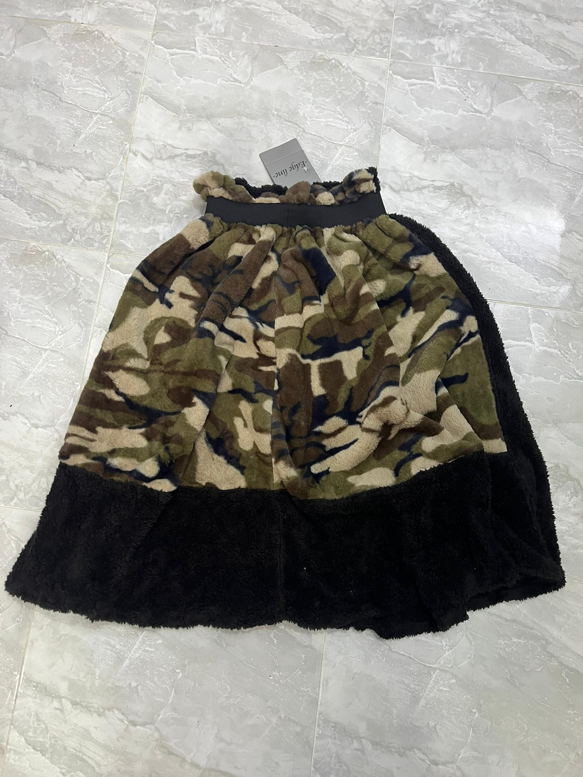 Japanese Brand Edge Line Reversible Camo Black Fleece Skirt Wrap Size 28" / US 6 / IT 42 - 1 Thumbnail