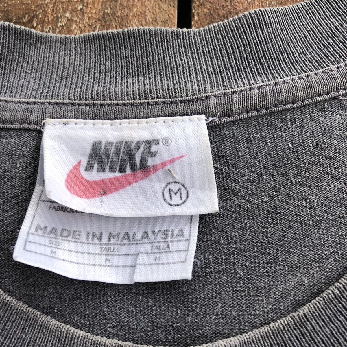 Vintage Vintage Thrashed Faded Nike 90s T Shirt Size US L / EU 52-54 / 3 - 5 Thumbnail
