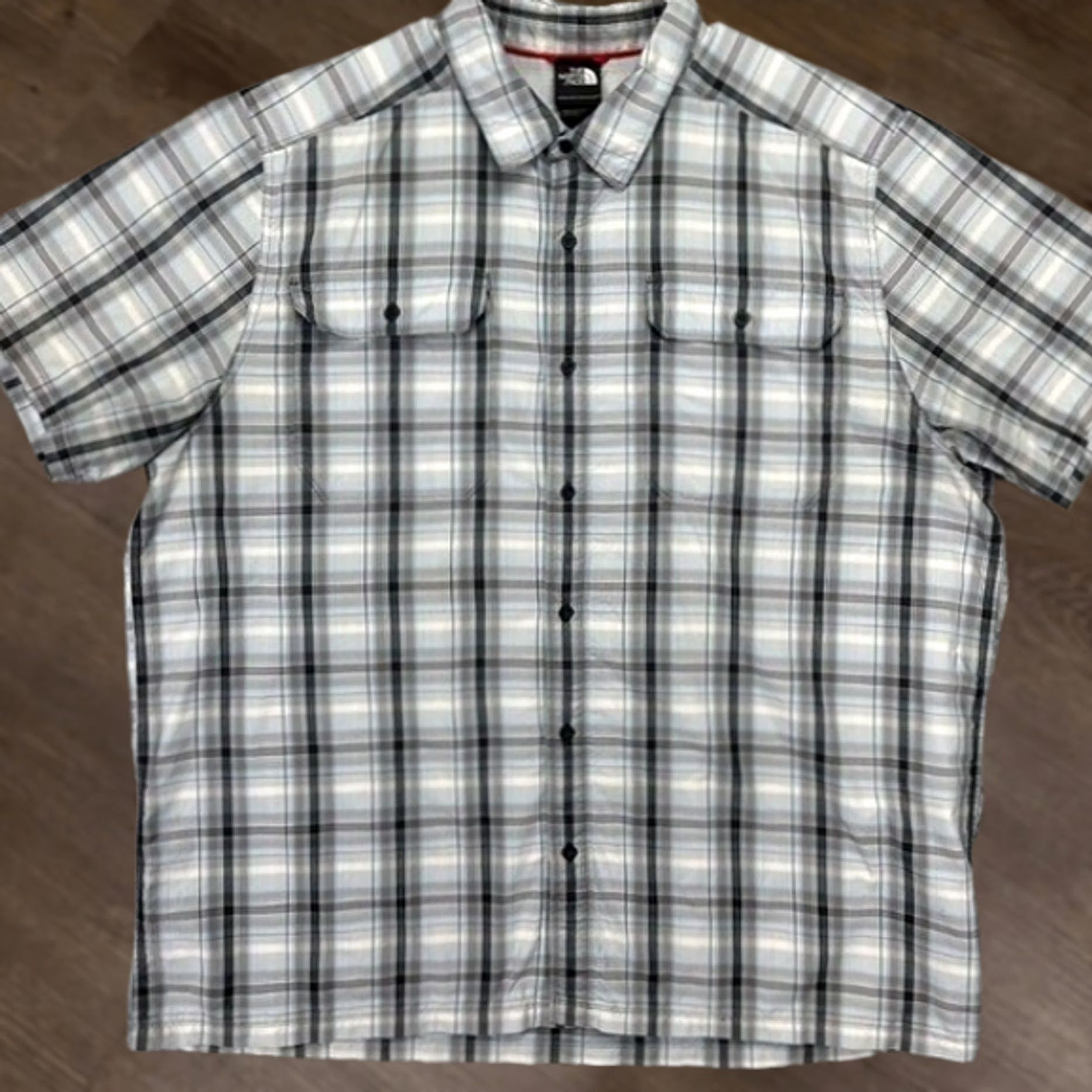 The North Face The North Face Button-Up Shirt 2XL Gray Plaid Nylon Blend Short Sleeve Men Size US XXL / EU 58 / 5 - 1 Thumbnail