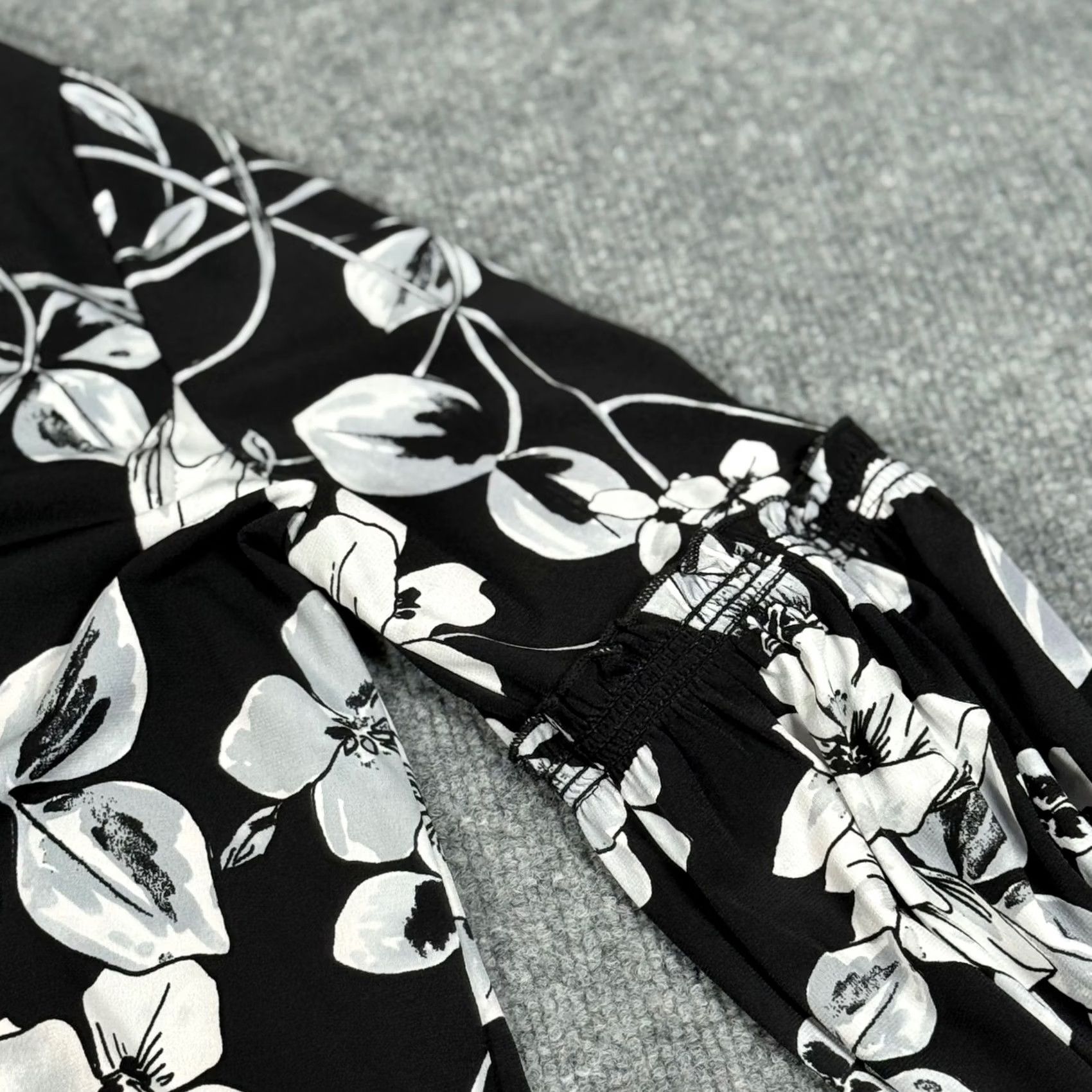Vintage Karen Kane Blouse V-Neck Floral Print Long Sleeve Puff Sleeve Knit Top Blouse Womens S Black Gray White USA Made Size S / US 4 / IT 40 - 7 Thumbnail