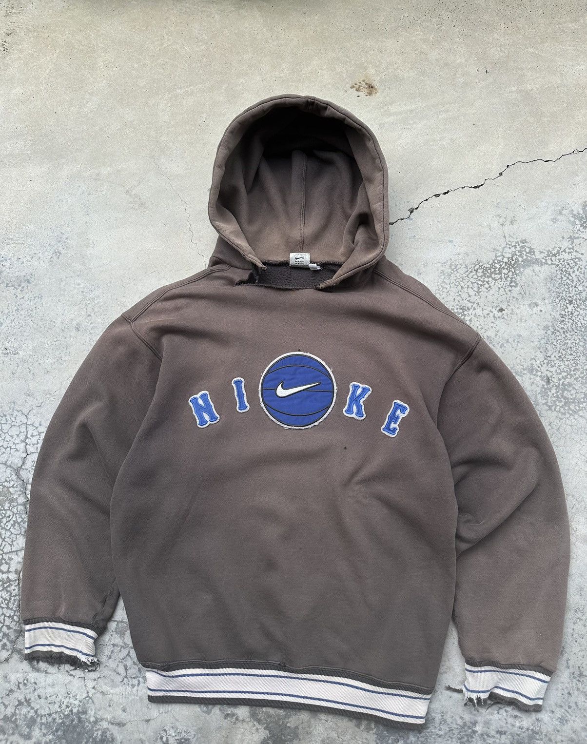 Nike Vintage THRASHED NIKE Center Logo Grunge Baggy Hoodie Size US L / EU 52-54 / 3 - 7 Thumbnail