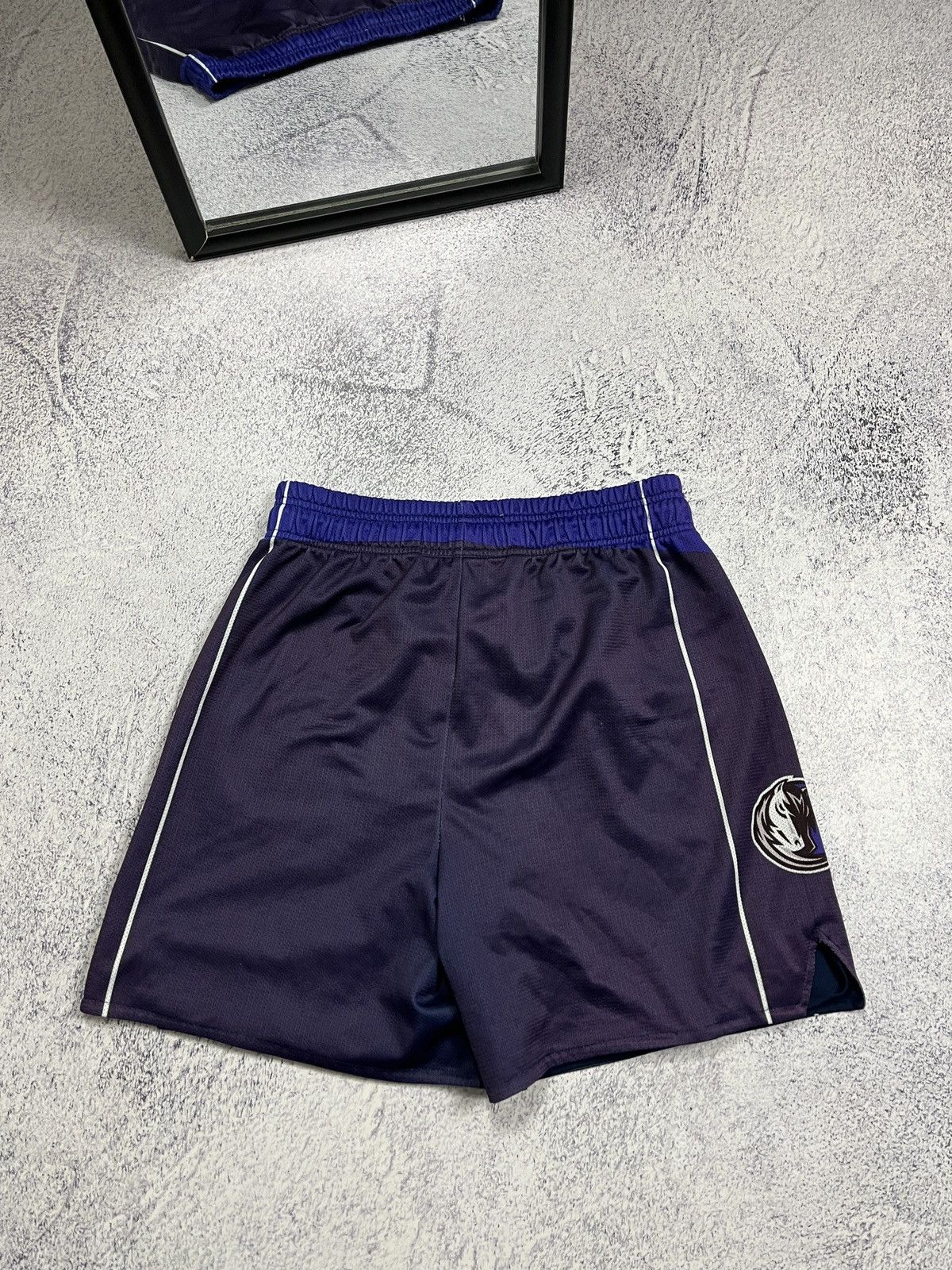 Champion × NBA × Vintage Vintage Dallas Mavericks 2004-10 Champion NBA Shorts Away Size US 32 / EU 48 - 6 Thumbnail