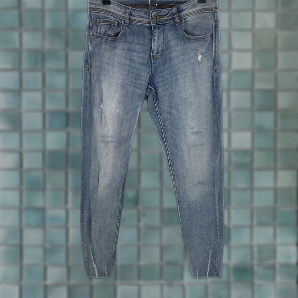 Zara ZARA Jeans Distressed Tapered Women 6 Blue Denim Regular 25in Inseam Raw Hem 5-Pocket Casual Vintage: No Mens Womens Girls? Wait. Size 28" / US 6 / IT 42 - 1 Thumbnail