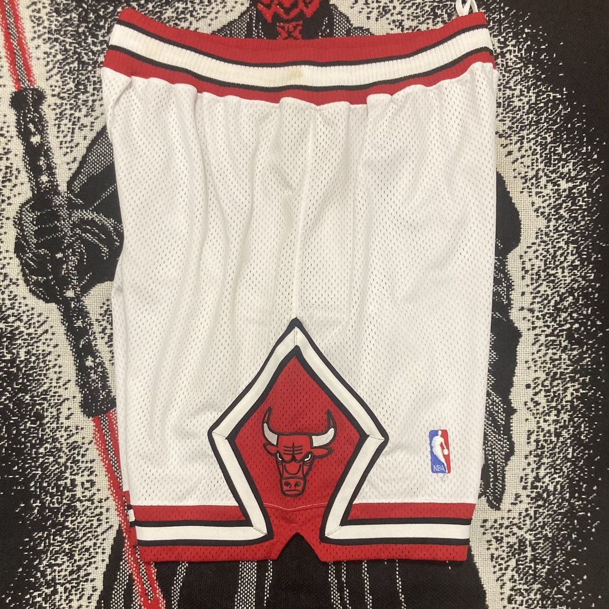 NBA × Nike × Vintage Vintage 90s || Chicago Bulls || Authentic NBA Shorts || Nike Size US 36 / EU 52 - 9 Thumbnail
