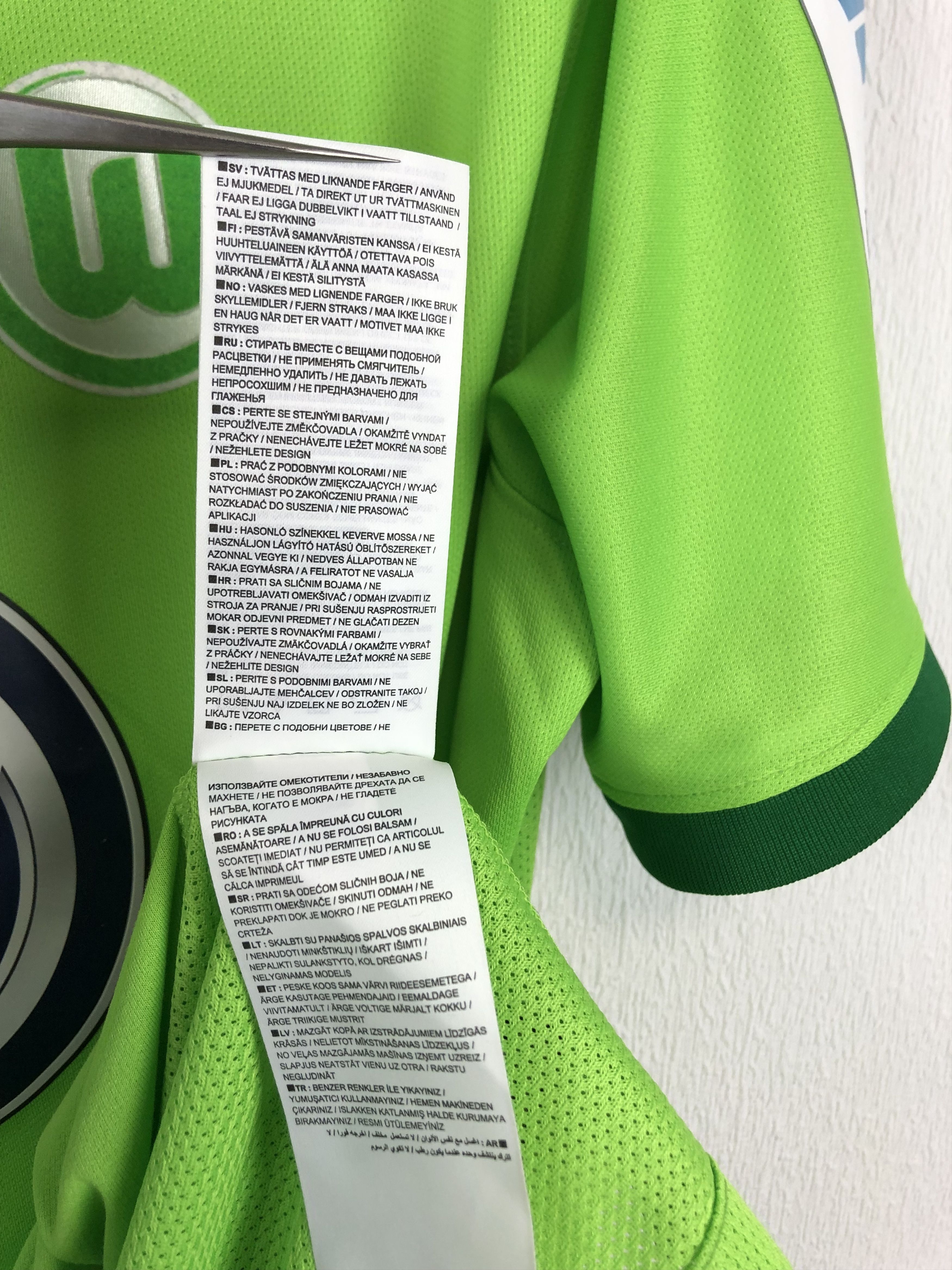 Nike Wolfsburg football shirt 2016 #4 Schafer Signed Player Issue Size US L / EU 52-54 / 3 - 15 Thumbnail