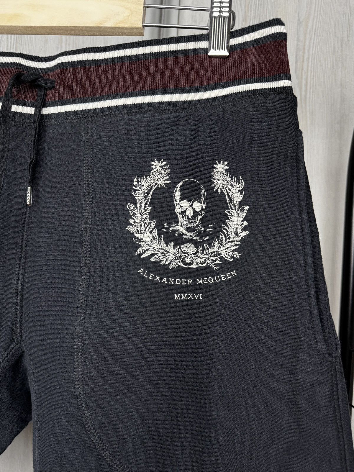 Alexander McQueen Alexander McQueen MMXVI Skull black sweat shorts Italy M Size US 32 / EU 48 - 3 Thumbnail