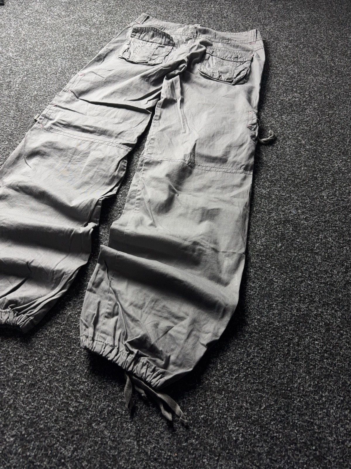 Japanese Brand Y2K 00s Avant Garde Multi-Pocket Parachute Cargo Pants Grey Size 30" / US 8 / IT 44 - 10 Thumbnail