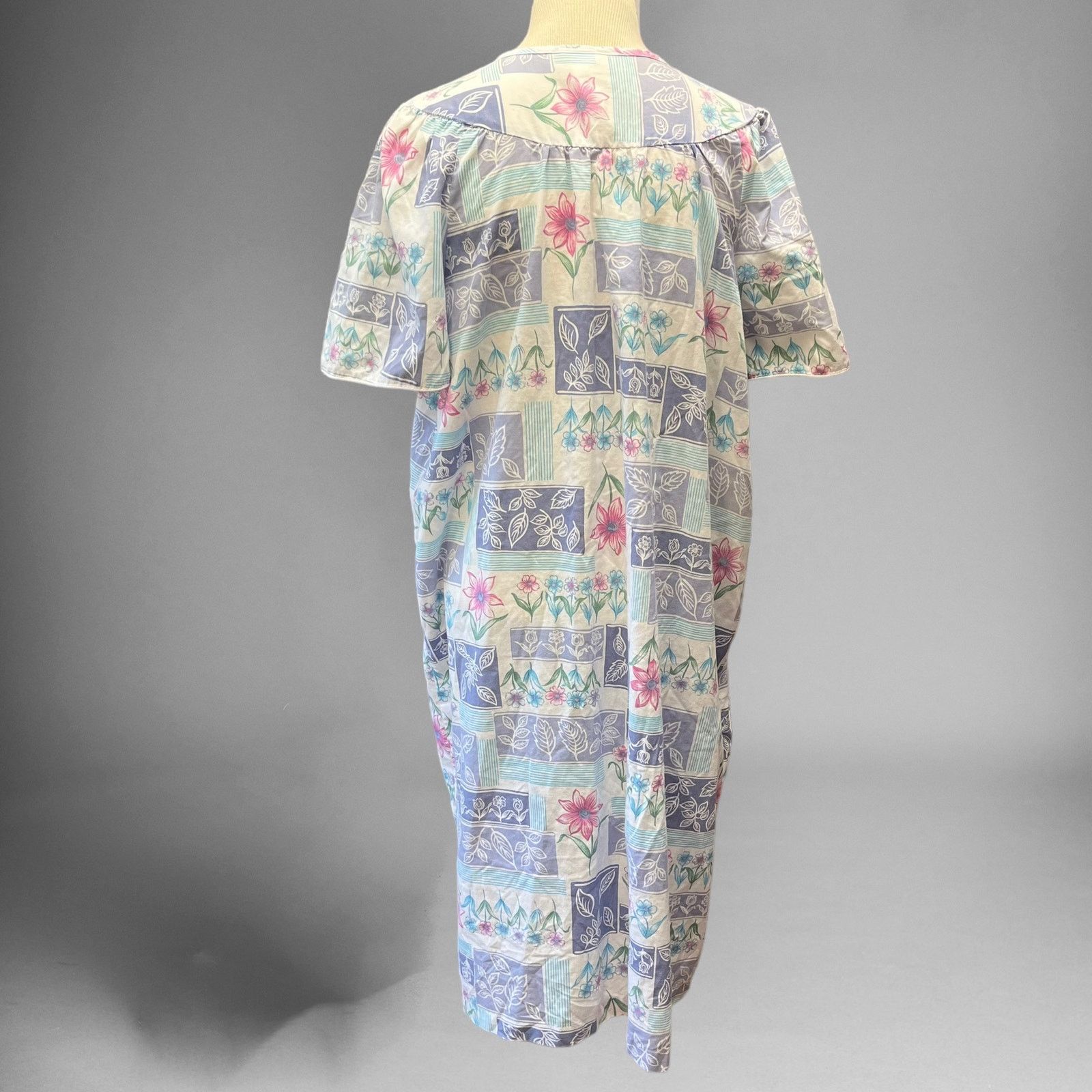 Other Vintage Carriage Court Embroidered Floral Button Granny Gown Size L / US 10 / IT 46 - 2 Thumbnail