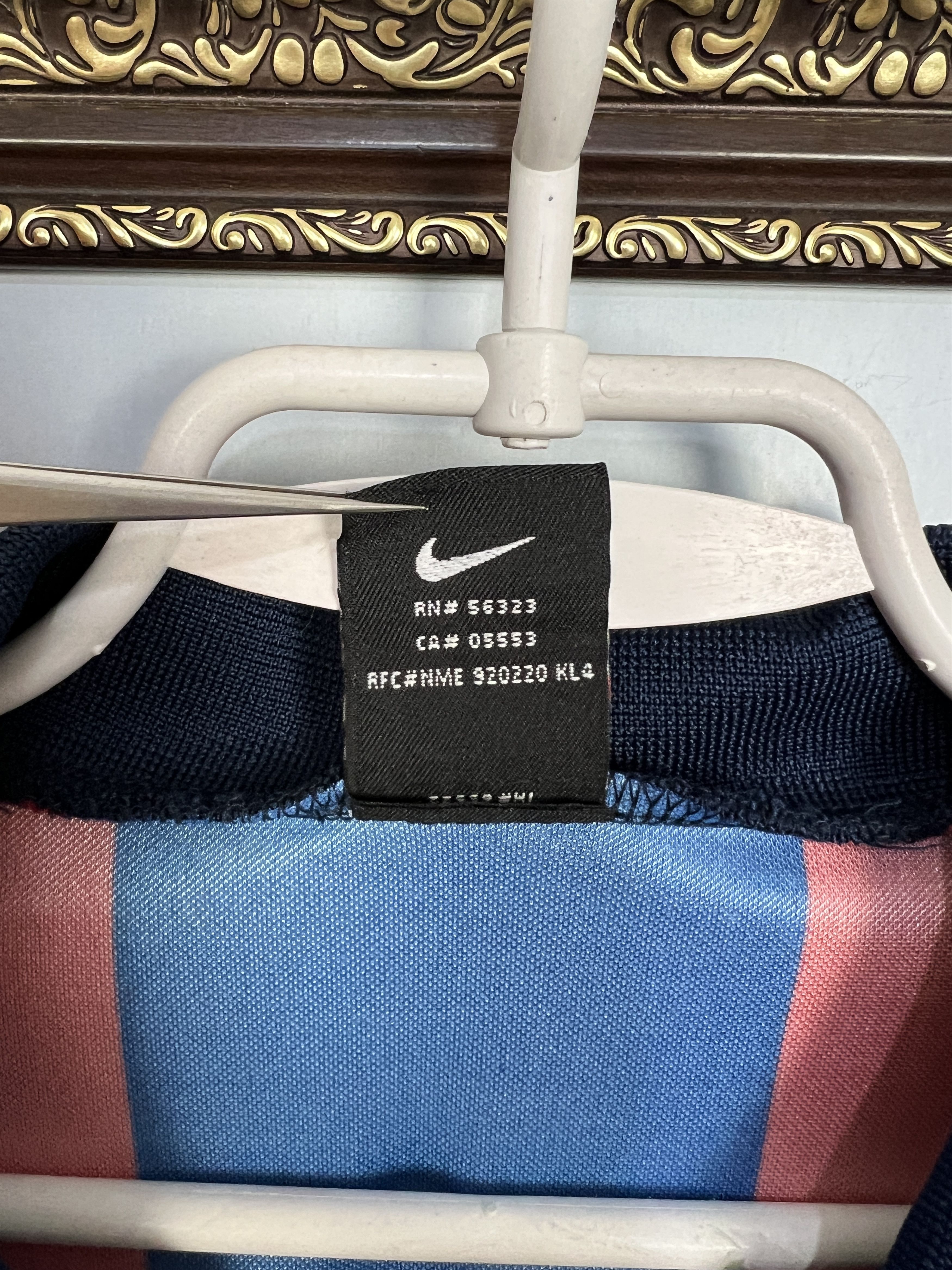 Nike Barcelona Home football shirt 2000 Soccer Nike Jersey Size US L / EU 52-54 / 3 - 7 Thumbnail