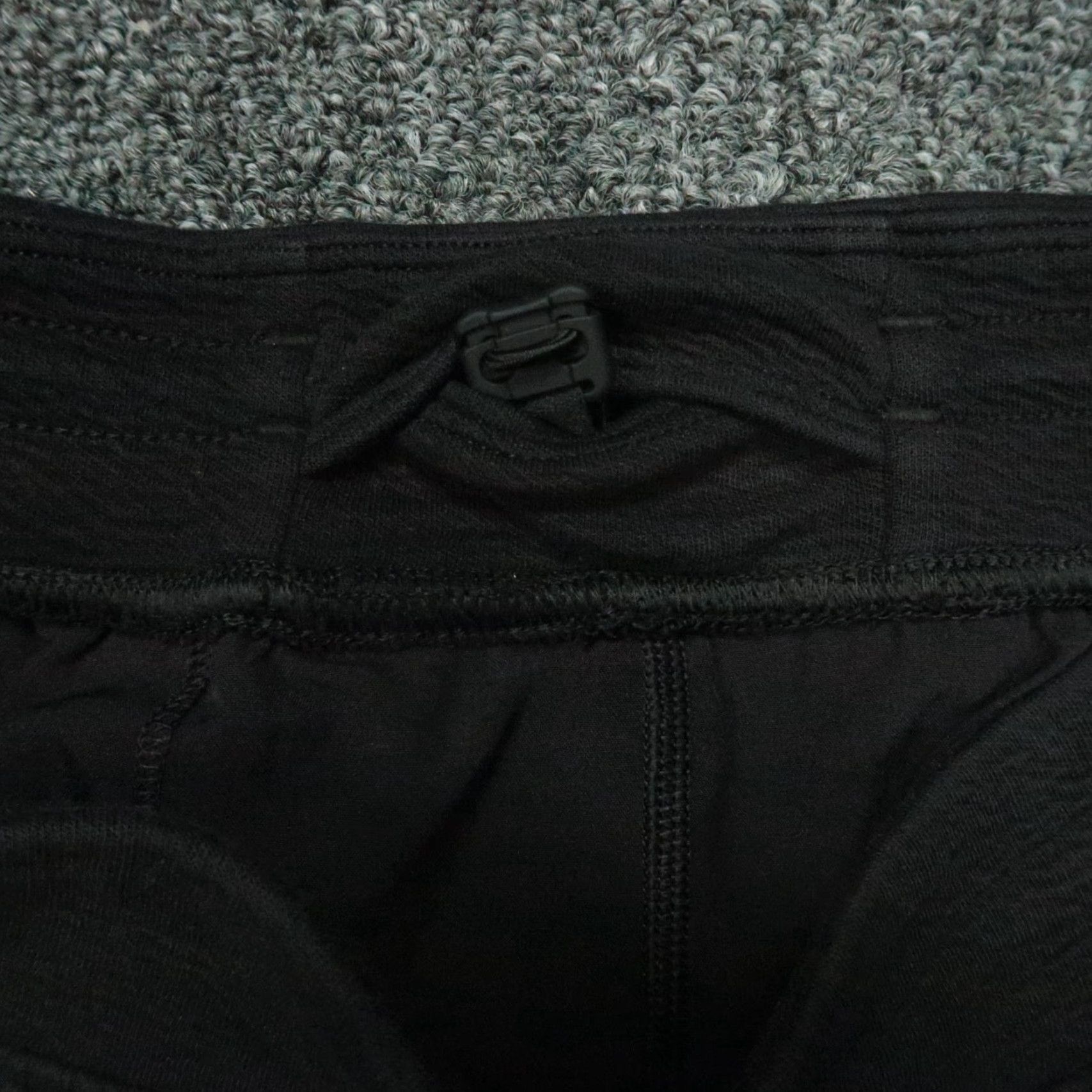 Lululemon Lululemon Pants Men XS Black Textured Space Joggers Athletic Pocketed Flat-lock Drawstring Waist Slim Tapered Inseam 29 in Jogger Size US 27 - 7 Thumbnail
