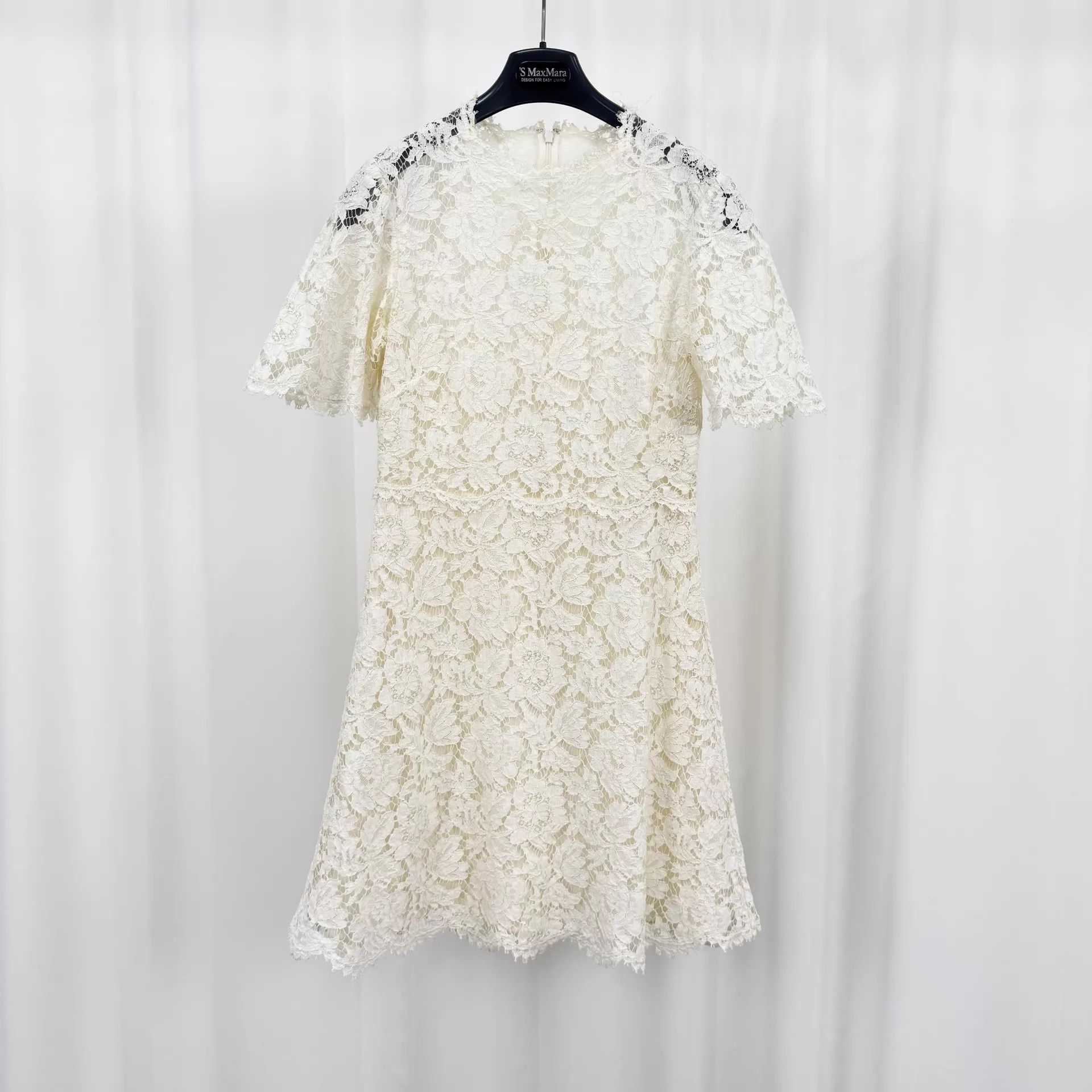 Valentino Valentino Women's Lace Dress 40 (98 New, Tagless) Size S / US 4 / IT 40 - 1 Thumbnail