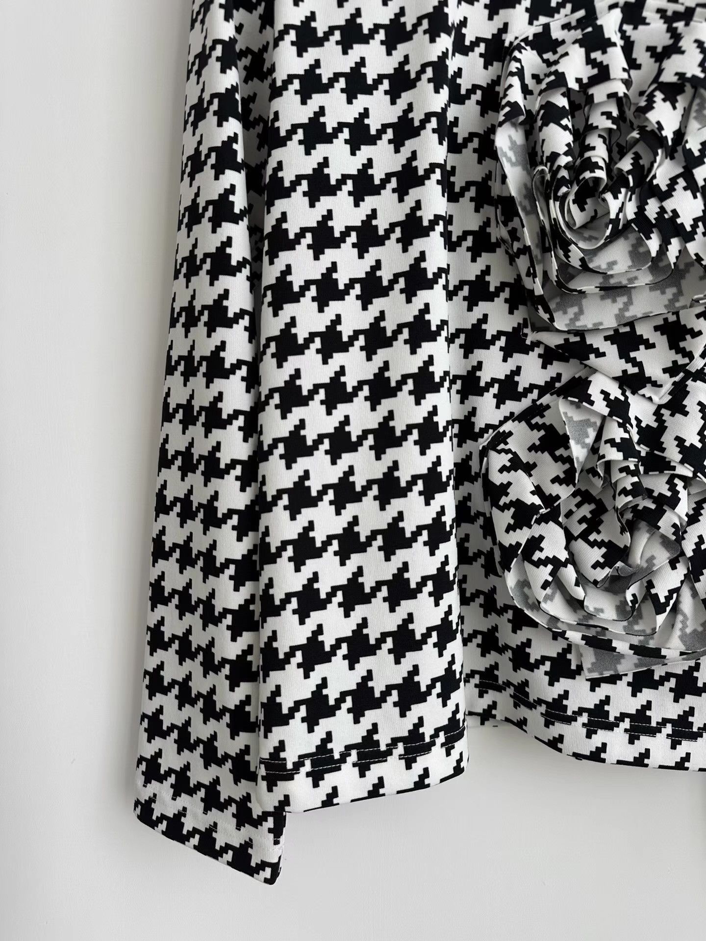 Comme des Garcons Houndstooth Long Sleeve Top with Ruffled Flowers Size US S / EU 44-46 / 1 - 1 Thumbnail