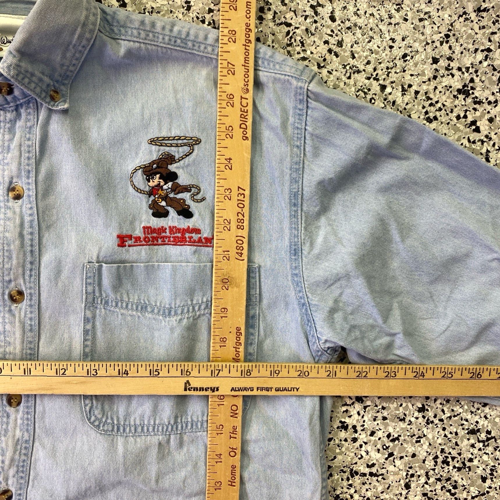 Vintage VINTAGE Walt Disney World Mickey Mouse Shirt Men Large Long Sleeve Button-Up Green Denim 100% Cotton Disney Theme, Casual Everyday Shirt Size L / US 10 / IT 46 - 3 Thumbnail
