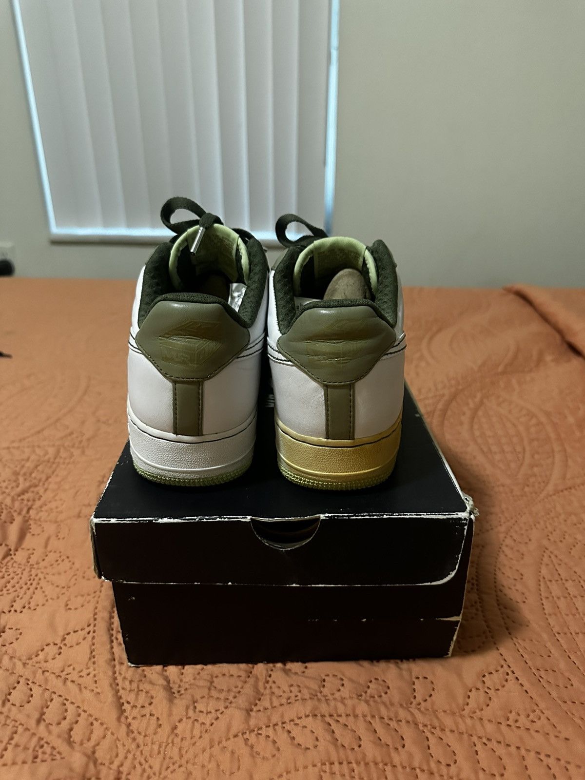 Nike WMNS AIR FORCE 1 PREMIUM '07 'PISTACHIO Size US 8.5 / EU 41-42 - 4 Thumbnail